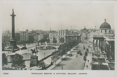 Trafalgar Square en de National Gallery, Londen door English Photographer